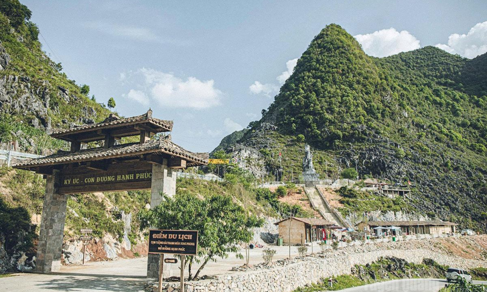 Cụm tượng đ&agrave;i Thanh ni&ecirc;n xung phong mở đường Hạnh Ph&uacute;c được c&ocirc;ng nhận th&agrave;nh Điểm du lịch