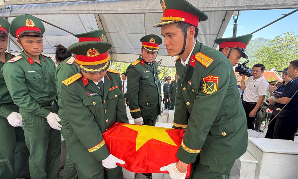 Đất mẹ đ&oacute;n c&aacute;c anh về