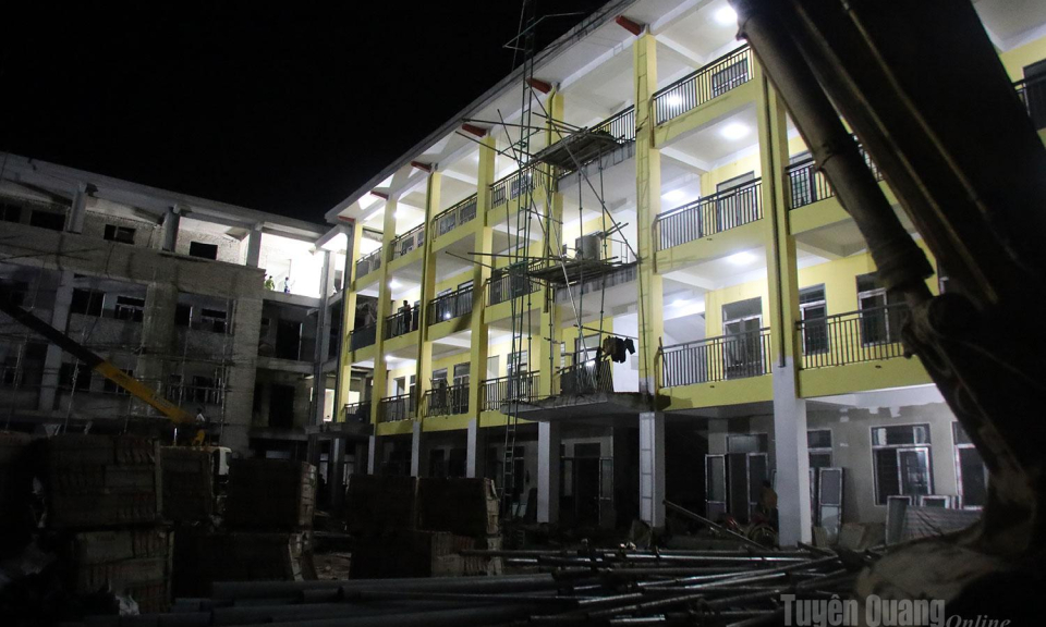 Đ&ecirc;m s&aacute;ng đ&egrave;n tr&ecirc;n c&ocirc;ng trường Trường Phổ th&ocirc;ng nội tr&uacute; li&ecirc;n cấp P&agrave; Vầy Sủ