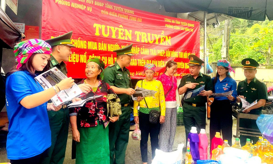 Hơn 600 lượt người d&acirc;n bi&ecirc;n giới được tuy&ecirc;n truyền n&acirc;ng cao nhận thức về ph&aacute;p luật