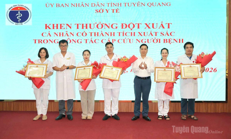 Biểu dương 5 c&aacute;n bộ y tế Tuy&ecirc;n Quang kịp thời cứu sống du kh&aacute;ch bị đuối nước