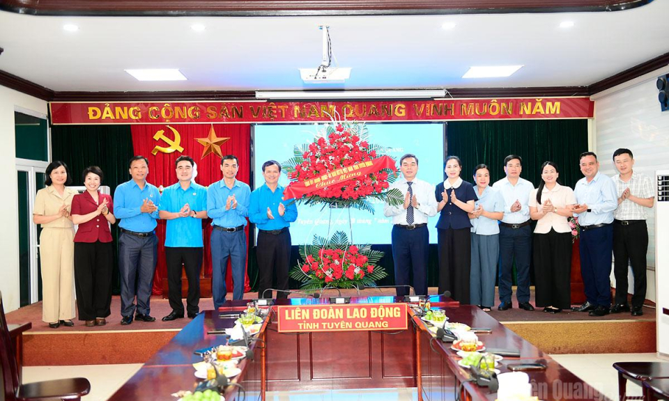 Ph&oacute; B&iacute; thư Tỉnh ủy, Chủ tịch Ủy ban MTTQ Việt Nam tỉnh Ma Thế Hồng ch&uacute;c mừng Li&ecirc;n đo&agrave;n Lao động tỉnh Nh&acirc;n kỷ niệm 97 năm Ng&agrave;y th&agrave;nh lập C&ocirc;ng đo&agrave;n Việt Nam