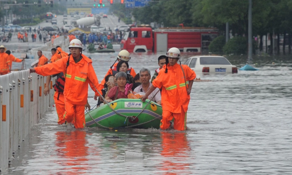 B&atilde;o Noul đi qua, nhiều tỉnh Trung Quốc căng m&igrave;nh ứng ph&oacute; mưa lũ