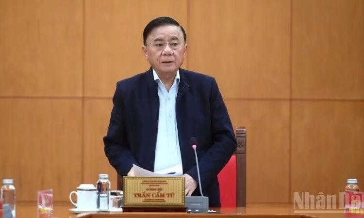 Chỉ thị của Bộ Ch&iacute;nh trị về thực hiện d&acirc;n chủ ở cơ sở trong giai đoạn mới