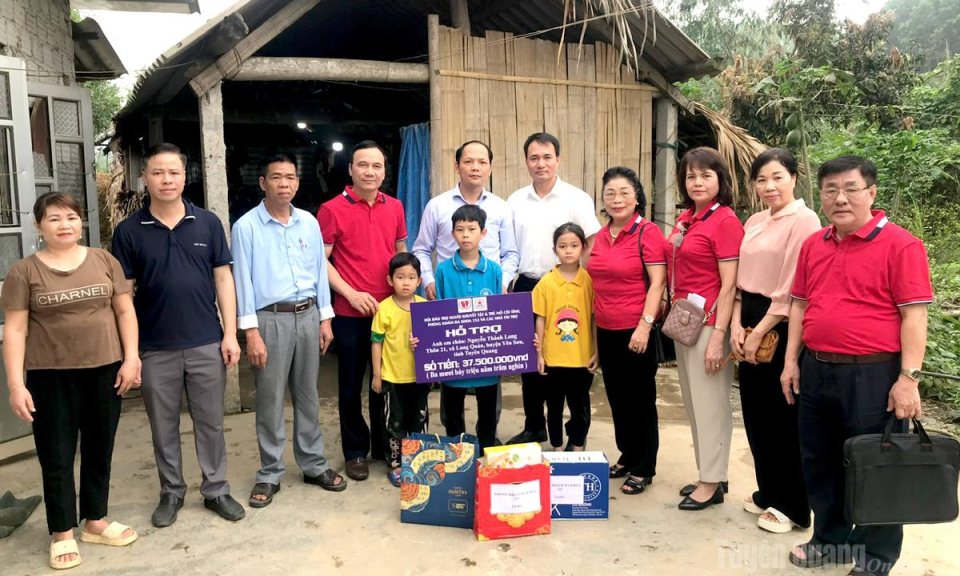 N&acirc;ng bước người yếu thế