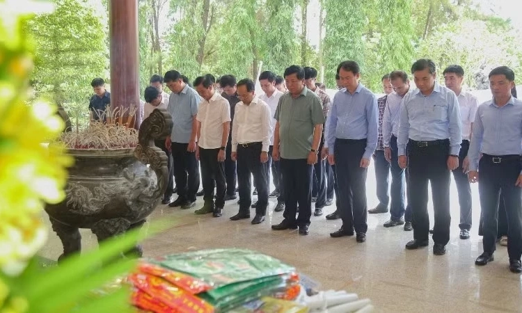 Đẩy mạnh quản l&yacute;, t&ocirc;n tạo c&ocirc;ng tr&igrave;nh ghi c&ocirc;ng liệt sĩ ng&agrave;nh Giao th&ocirc;ng vận tải v&agrave; X&acirc;y dựng