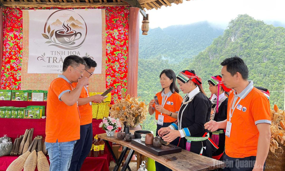 Giữ văn h&oacute;a, khơi nguồn du lịch