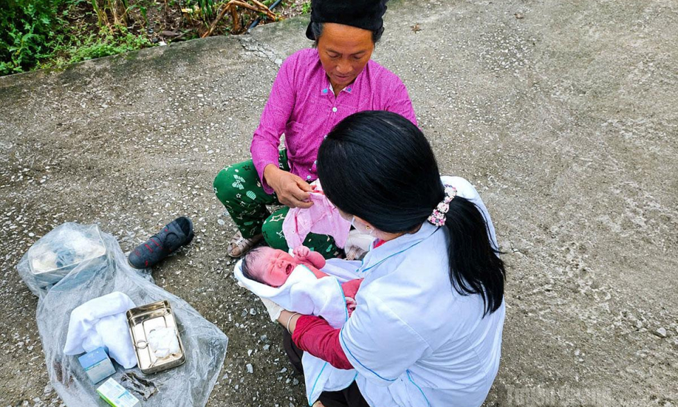 Kịp thời hỗ trợ sản phụ sinh con an to&agrave;n tr&ecirc;n đường đến Trạm Y tế x&atilde; Nghĩa Thuận