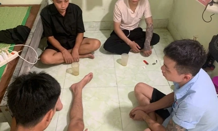 Bắt giữ 4 đối tượng tổ chức sử dụng, t&agrave;ng trữ ma t&uacute;y trong ph&ograve;ng trọ ở Hưng Y&ecirc;n