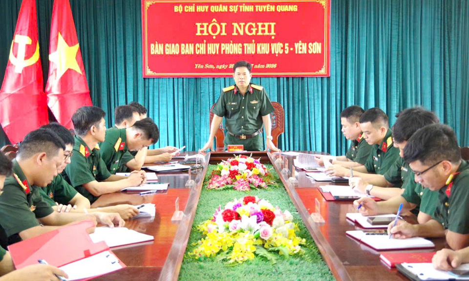 Bộ CHQS tỉnh tổ chức b&agrave;n giao Ban Chỉ huy ph&ograve;ng thủ khu vực