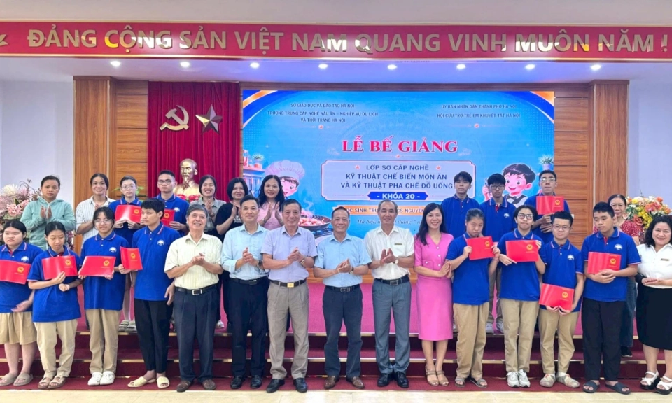 Khi trẻ khiếm thị l&agrave;m chủ quầy pha chế, bếp ăn
