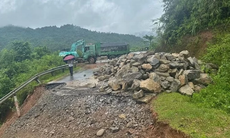 C&ocirc;ng điện khẩn bảo đảm giao th&ocirc;ng m&ugrave;a mưa lũ