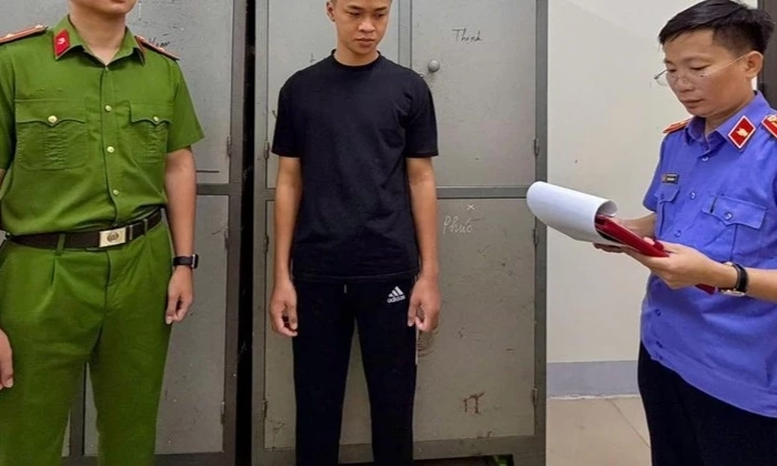 Bắt tạm giam đối tượng giả danh c&ocirc;ng an cưỡng đoạt t&agrave;i sản