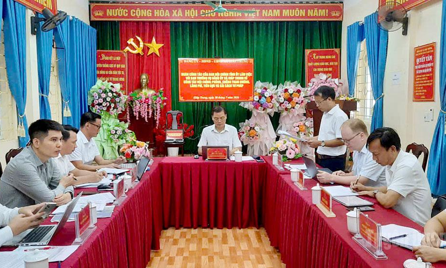 Đo&agrave;n c&ocirc;ng t&aacute;c Ban Nội ch&iacute;nh Tỉnh uỷ l&agrave;m việc với x&atilde; Gi&aacute;p Trung v&agrave; Bắc M&ecirc;