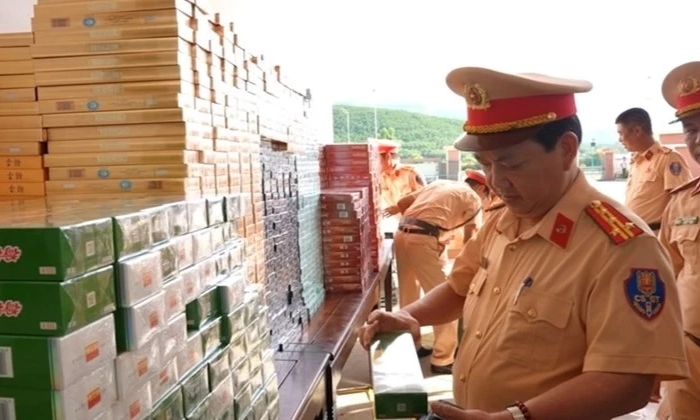 Bắt giữ xe kh&aacute;ch vận chuyển hơn 27.000 bao thuốc l&aacute; nhập lậu tr&ecirc;n Quốc lộ 1