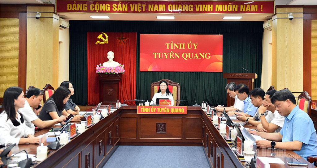 Đồng chí Lê Thị Kim Dung, Phó Bí thư Thường trực Tỉnh ủy chủ trì hội nghị tại điểm cầu Tuyên Quang.