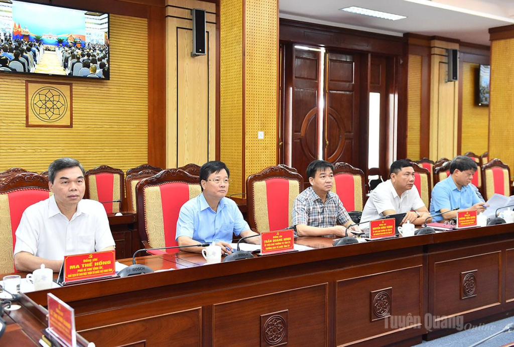 Đồng chí Ma Thế Hồng, Phó Bí thư Tỉnh ủy, Chủ tịch Ủy ban MTTQ Việt Nam tỉnh và các đại biểu dự hội nghị.