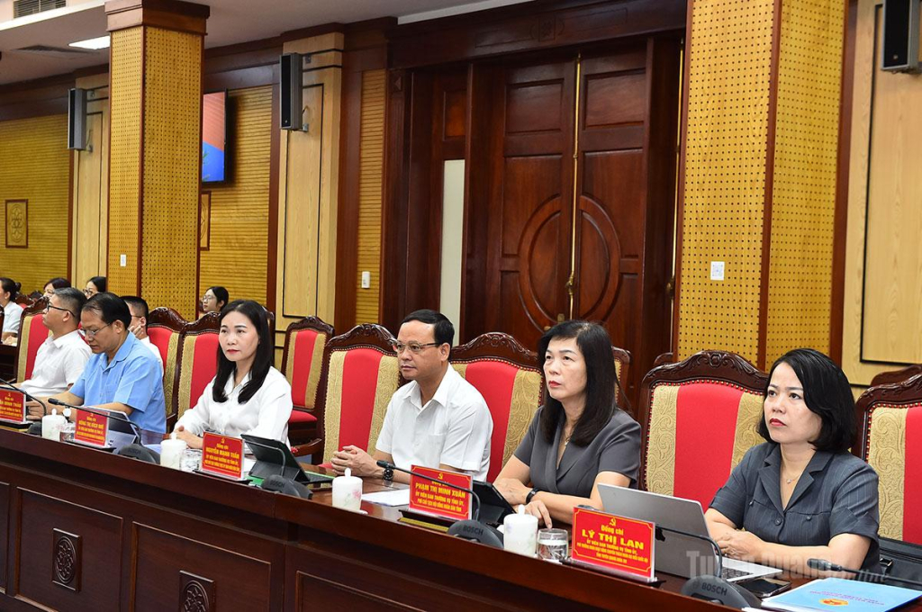 Các đồng chí Ủy viên Ban Thường vụ Tỉnh ủy tại hội nghị.