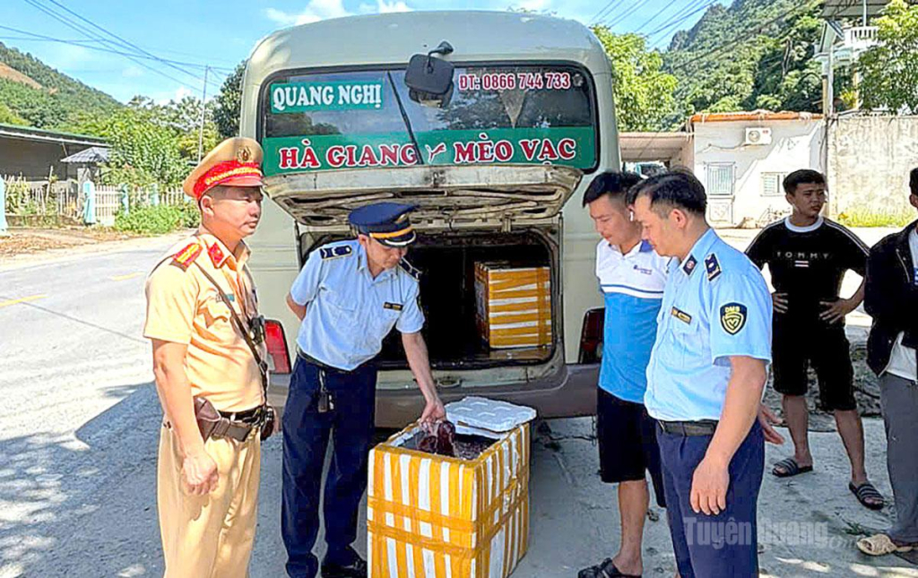 Lực lượng chức năng kiểm tra xe khách, phát hiện sản phẩm động vật không rõ nguồn gốc.