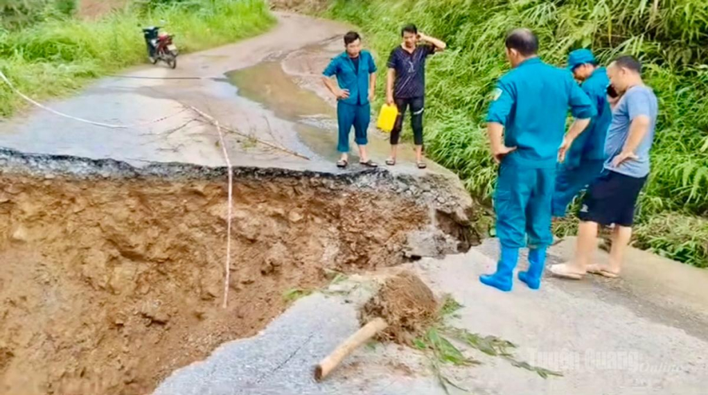 Hiện trường sạt lở nghiêm trọng tại Km0+600 tuyến đường từ ngã ba Nậm Luồng đi vào trụ sở UBND xã Thái An (cũ), xã Lùng Tám khiến mặt đường bị sụt lún, chia cắt giao thông.