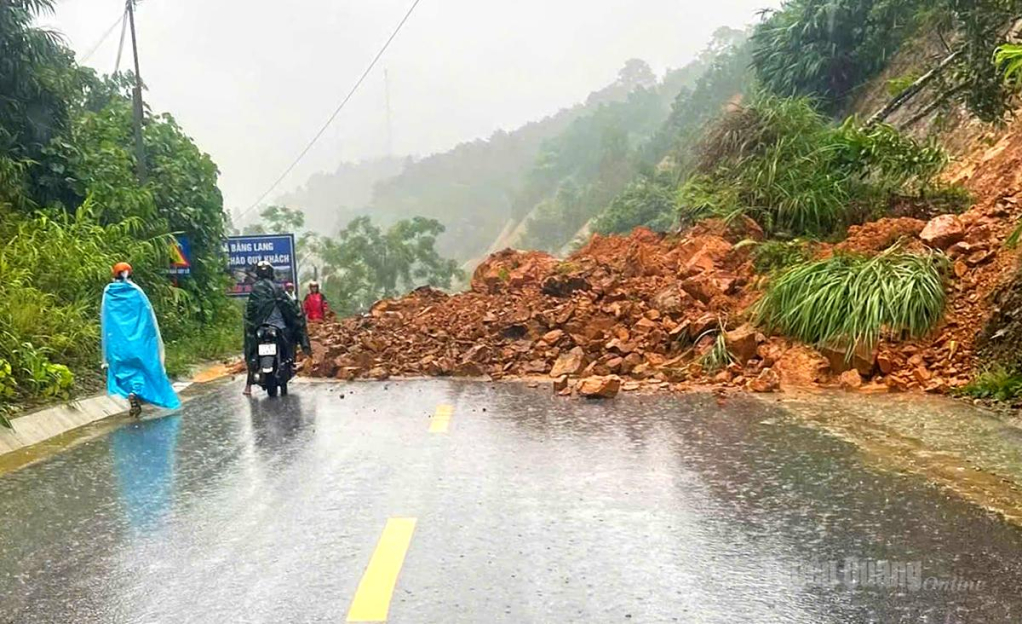 Sạt lở trên đường Tỉnh lộ 183, chia cắt giao thông giữa xã Bằng Lang và Xuân Giang.