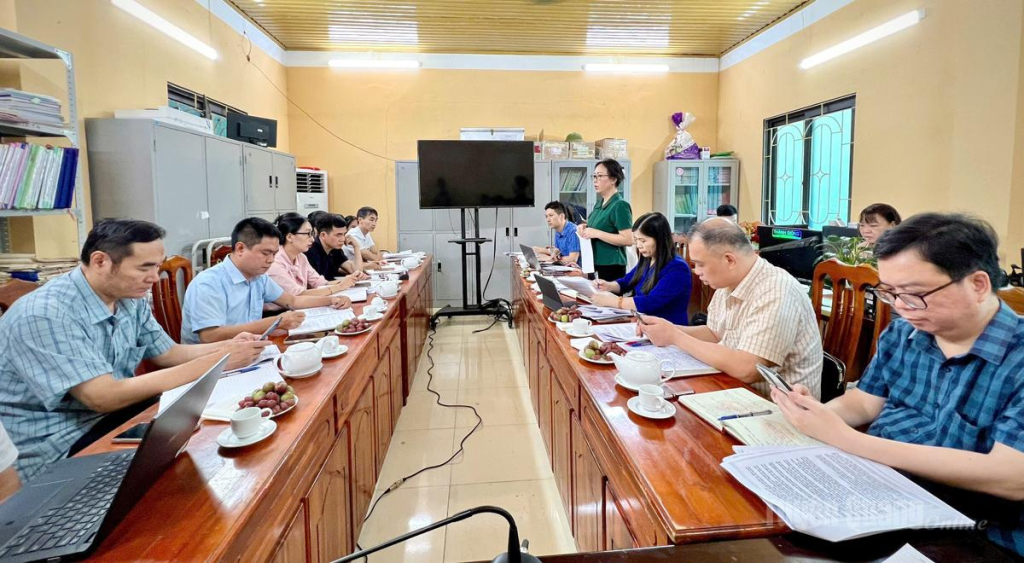 Toàn cảnh buổi làm việc.
