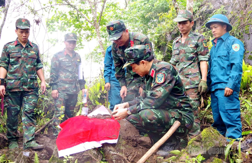 Thiếu tướng Nguyễn Hồng Thái kiểm tra thực địa tại điểm cao 685, thôn Nậm Ngặt, xã Thanh Thủy.