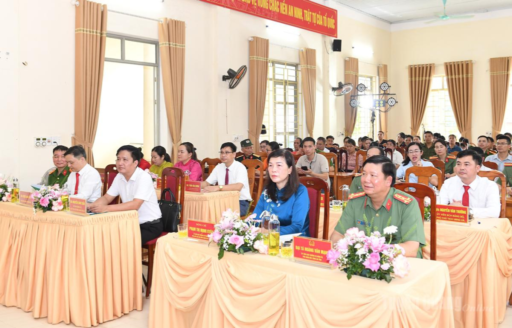 Đồng chí Phó Chủ tịch HĐND tỉnh Phạm Thị Minh Xuân và lãnh đạo Công an tỉnh cùng các đại biểu dự Ngày hội Toàn dân bảo vệ an ninh Tổ quốc tại xã Trung Sơn.