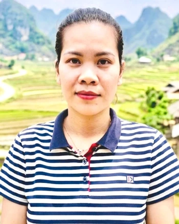 Chị Nguyễn Thị Trang, Phó Giám đốc Hợp tác xã Nông - lâm nghiệp Hoa bạc hà Đồng Văn, xã Đồng Văn