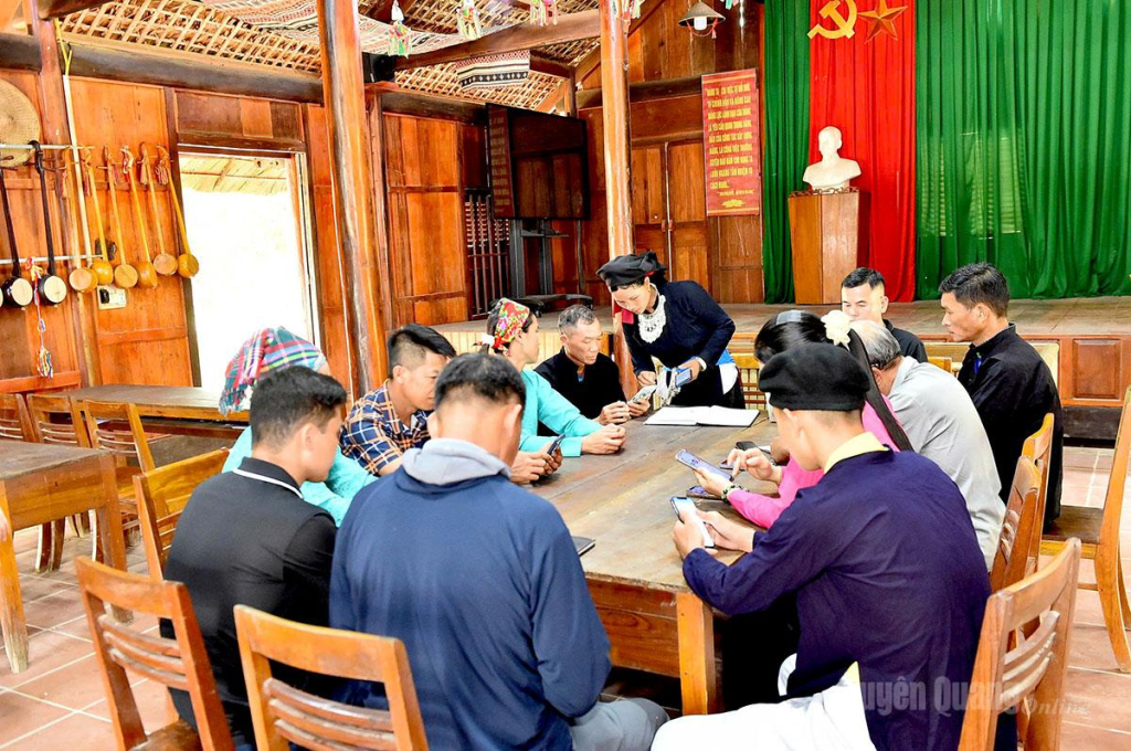 Một buổi sinh hoạt chuyên đề về chuyển đổi số tại Chi bộ Bản Khun, xã Bằng Lang.