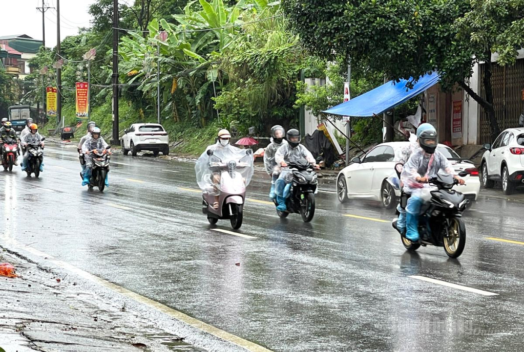 Trên địa bàn phường Hà Giang 1 và Hà Giang 2 xuất hiện mưa lớn, gây ngập úng cục bộ trên một số tuyến đường.