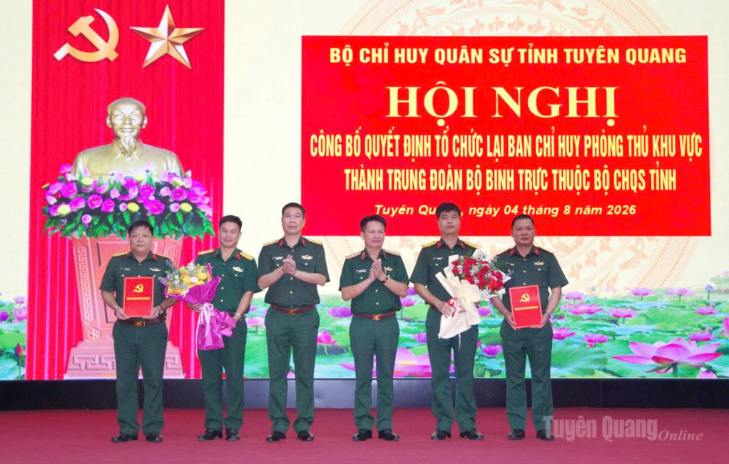 Đảng ủy Quân sự tỉnh trao các Quyết định nhân sự BCH Đảng bộ và Ủy ban kiểm tra Đảng ủy các Trung đoàn mới thành lập.