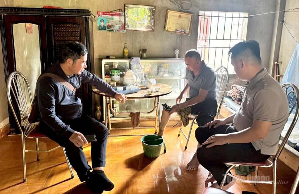Cán bộ xã Nấm Dẩn, thăm hỏi cựu chiến binh Sùng Sào Minh, thôn Na Lan.
