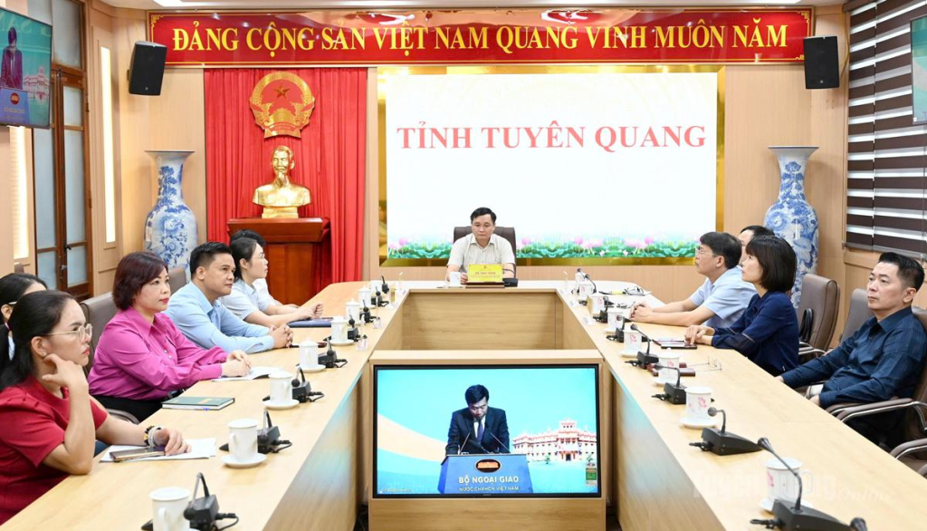 Đồng chí Đỗ Anh Tuấn, Ủy viên Ban Chấp hành Đảng bộ tỉnh, Phó Chủ tịch UBND tỉnh, Giám đốc Sở Nội vụ chủ trì Hội nghị tại điểm cầu tỉnh.