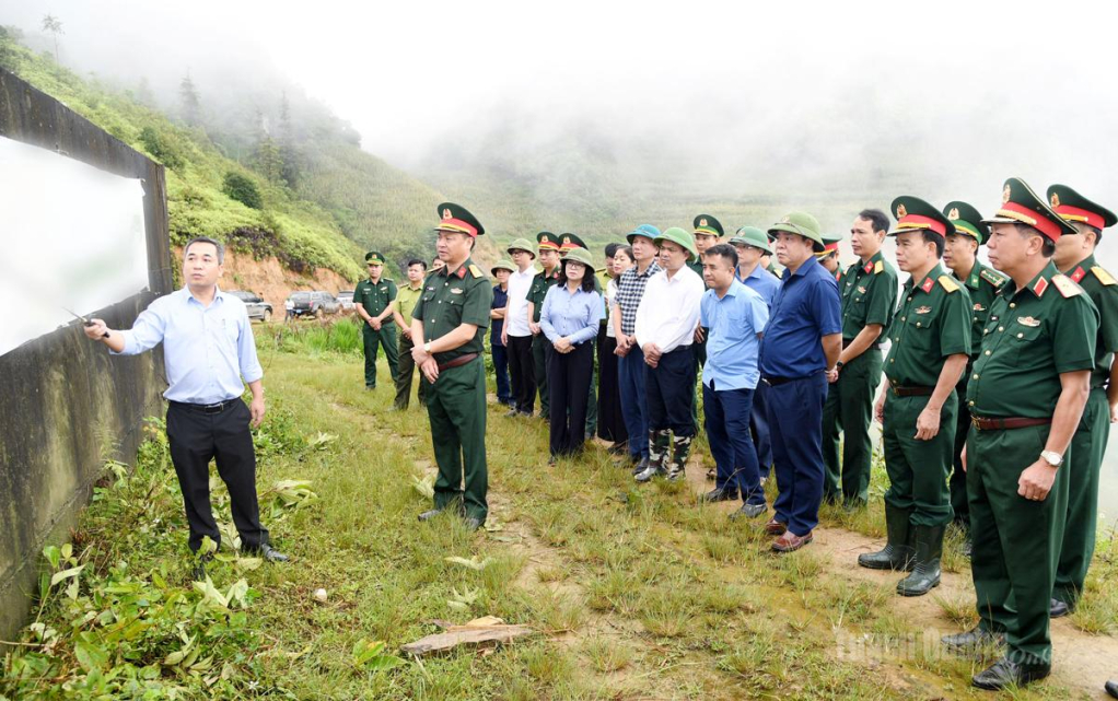 Đoàn công tác nghe đại diện Ban Quản lý dự án Quân khu 2 giới thiệu phương án triển khai Dự án Đường tuần tra biên giới tại thực địa.