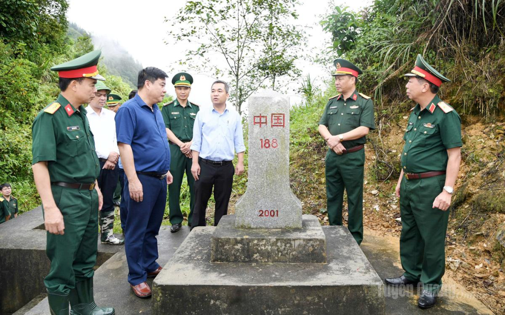 Đoàn công tác kiểm tra thực địa tại Mốc 188, thôn Hậu Cấu, xã Xín Mần.