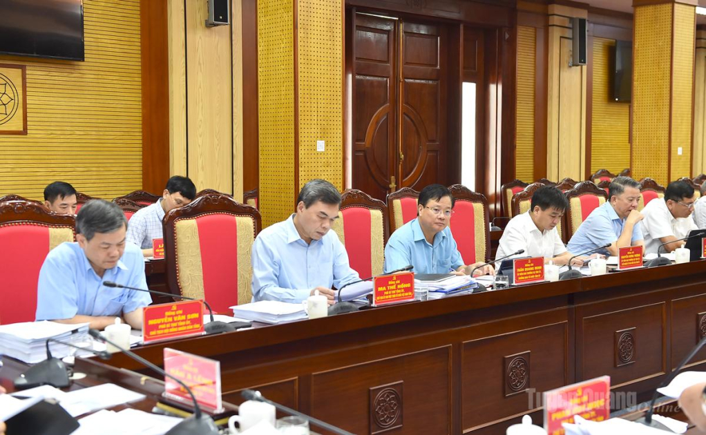 Các đồng chí Thường trực Tỉnh ủy và các đồng chí Ủy viên Ban Thường vụ Tỉnh ủy tại hội nghị.