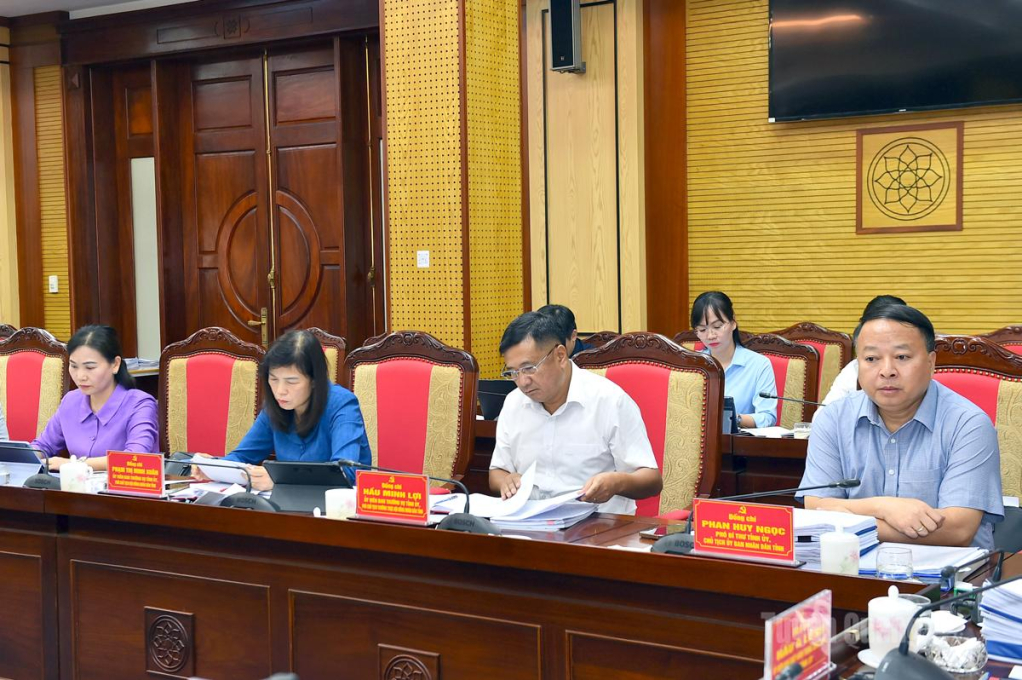 Các đồng chí lãnh đạo UBND, HĐND tỉnh tại hội  nghị.