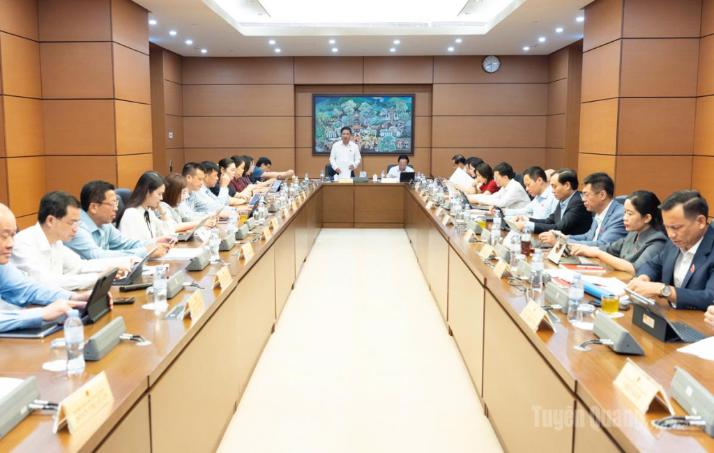 Toàn cảnh phiên thảo luận tại Tổ 16.