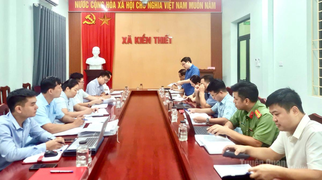 Đoàn công tác của Sở Dân tộc và Tôn giáo tỉnh kiểm tra thi hành pháp luật về tín ngưỡng, tôn giáo tại xã Kiến Thiết.