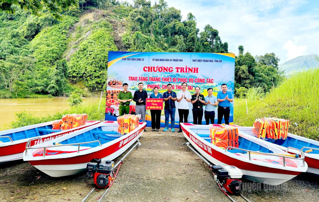 trao tặng 4 xuồng cứu hộ cho xã Thuận Hòa.