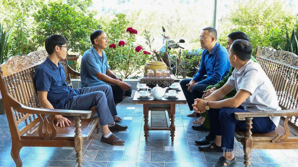 Đồng chí Đào Quang Diệu, Bí thư Đảng ủy, Chủ tịch HĐND xã Quang Bình (thứ ba từ phải sang) trao đổi với người dân, nắm bắt tình hình thực tế tại cơ sở.