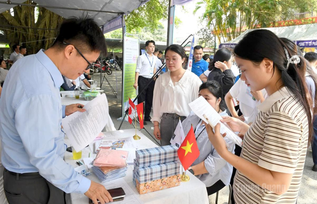 Các doanh nghiệp trong tỉnh tư vấn tuyển dụng lao động vào làm việc.