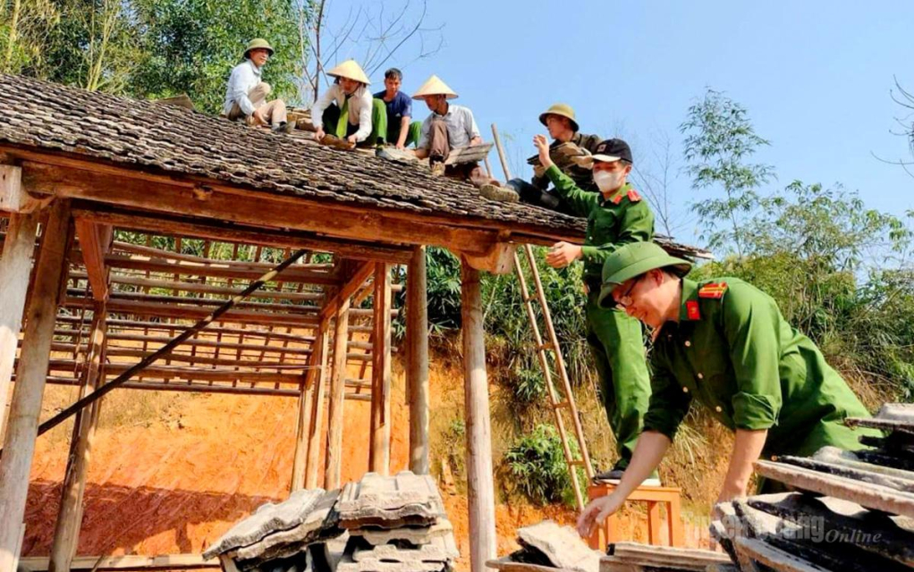 Cán bộ, chiến sĩ Phòng Kỹ thuật hình sự tích cực tham gia các hoạt động dân vận, hỗ trợ xây dựng nhà ở cho người dân có hoàn cảnh khó khăn.