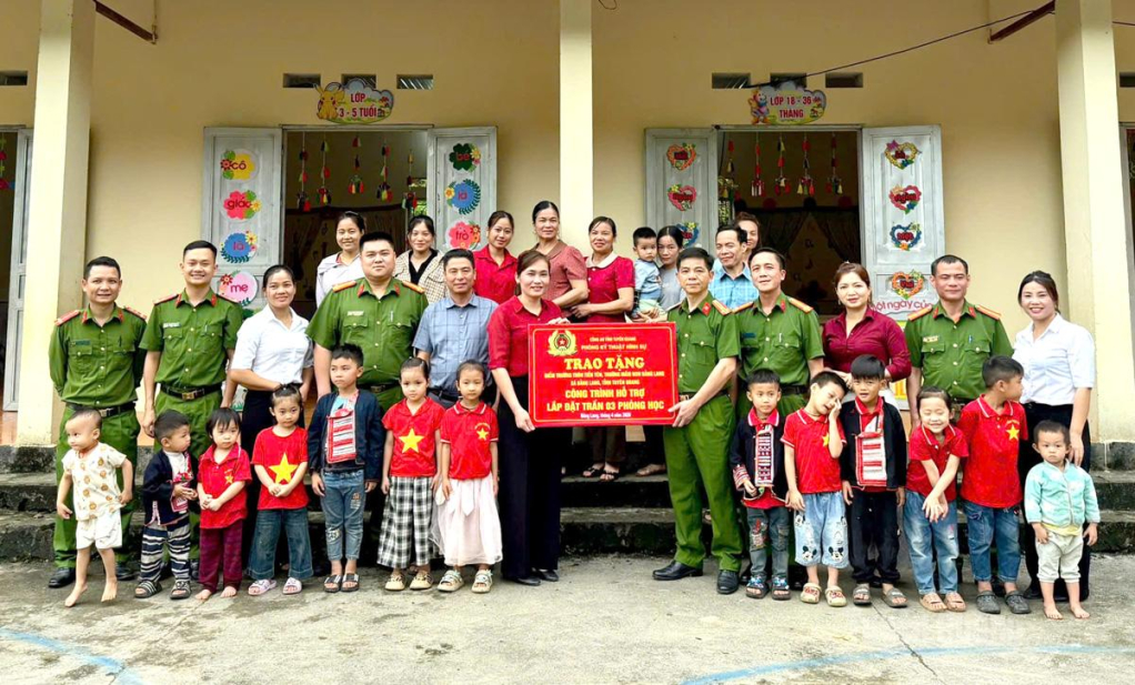 Phòng Kỹ thuật hình sự, Công an tỉnh trao hỗ trợ lắp đặt trần cho 3 phòng học tại điểm trường mầm non trên địa bàn xã Bằng Lang.