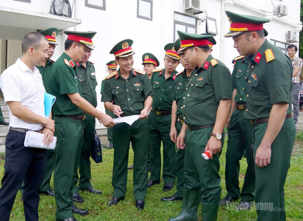 Đồng chí Tư lệnh Quân khu 2 Trần Văn Bắc khảo sát thực địa khu vực dự kiến triển khai xây dựng.