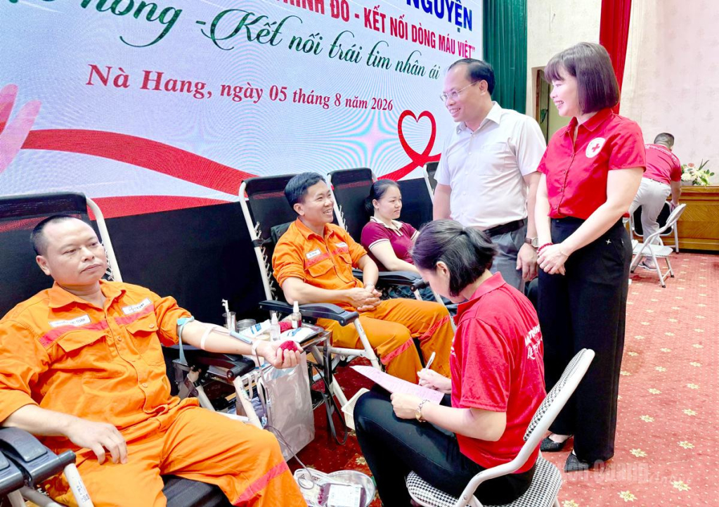 Lãnh đạo Hội Chữ thập đỏ và lãnh đạo xã Nà Hang động viên cán bộ, người lao động tham dự Ngày hội hiến máu tại xã.