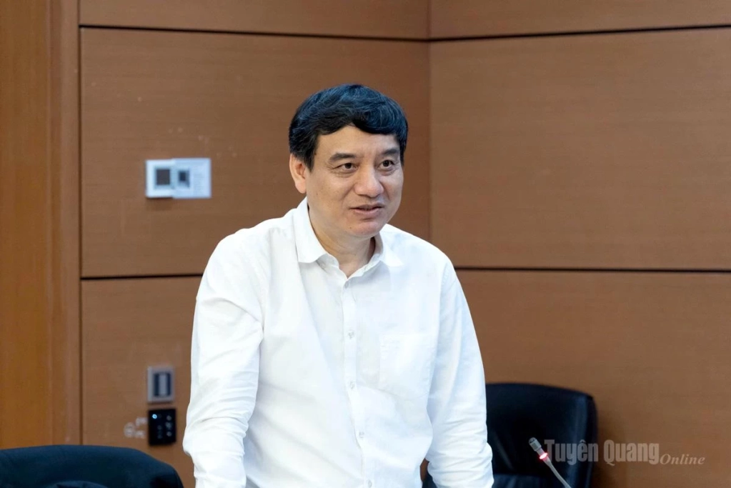 Đồng chí Nguyễn Đắc Vinh, Ủy viên BCH Trung ương Đảng, Ủy viên Ủy ban Thường vụ Quốc hội, Chủ nhiệm Ủy ban VH-XH của Quốc hội, ĐBQH tỉnh Tuyên Quang khóa XVI  phát biểu ý kiến.