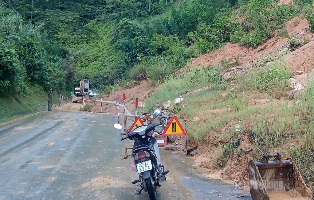 Sạt lở nghiêm trọng tại tuyến đường Km 20 Trung Sơn - Hùng Lợi. Các cơ quan chức năng đang khắc phục để thông xe. (Ảnh chụp lúc 15h00 ngày 5/8/2026) - Ảnh: Sỹ Tùng