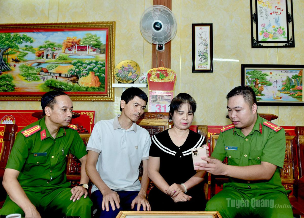 Lực lượng Công an tỉnh và Công an phường An Tường tuyên truyền, hướng dẫn các thân nhân liệt sĩ chưa xác định được thông tin sử dụng tính năng kết nối thân nhân liệt sĩ trên ứng dụng VNeID.